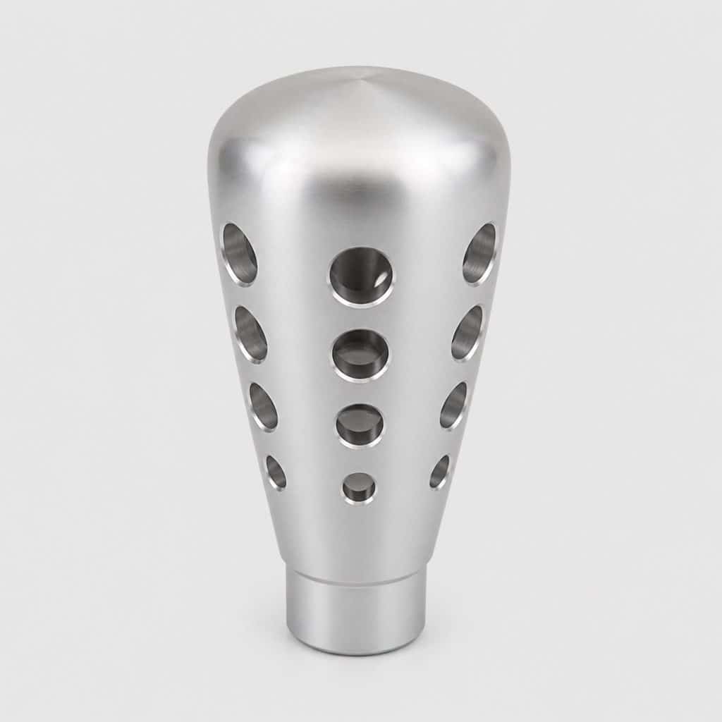 Pommeau sport aluminium perforé présenté seul sur fond clair